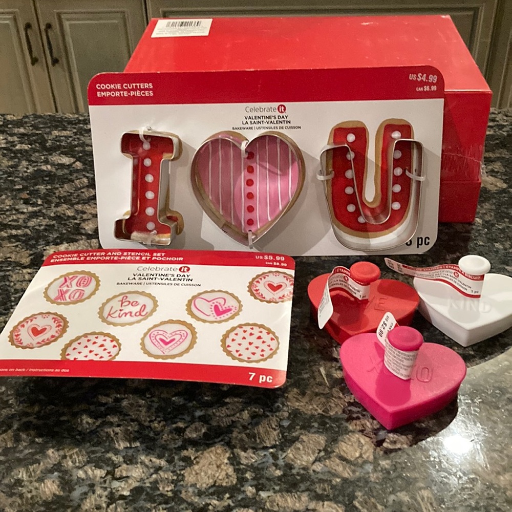 CELEBRATE IT ASSORTED COOKIE CUTTERS NWT
